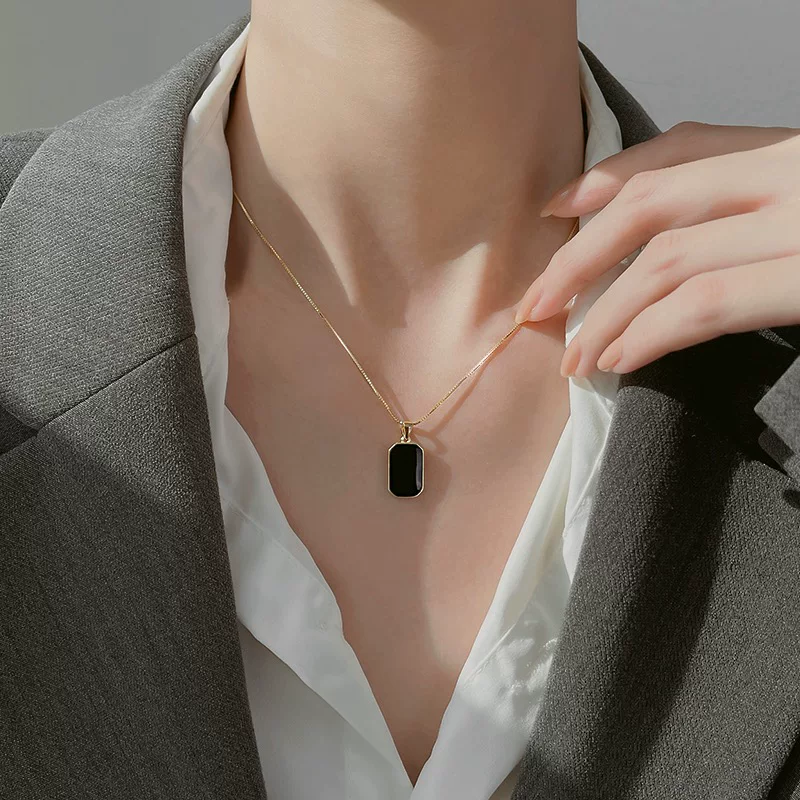 Gold Luxe Cube Clavicle Necklace